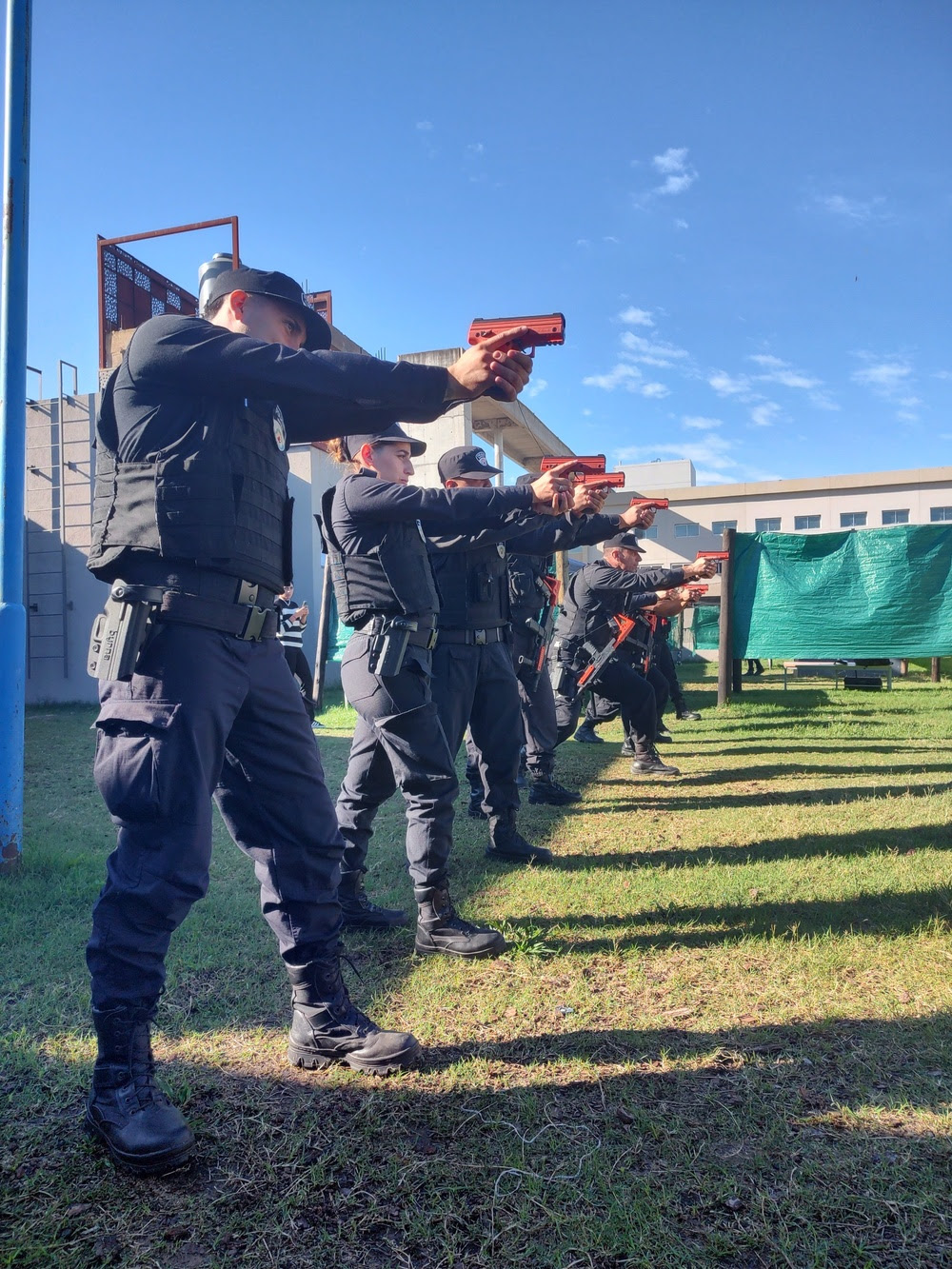NOTICIAS ESCOBAR: LAS ARMAS DE BAJA LETALLIDAD , HERRAMIENTAS CLAVE PARA LA SEGURIDAD DEL DISTRITO